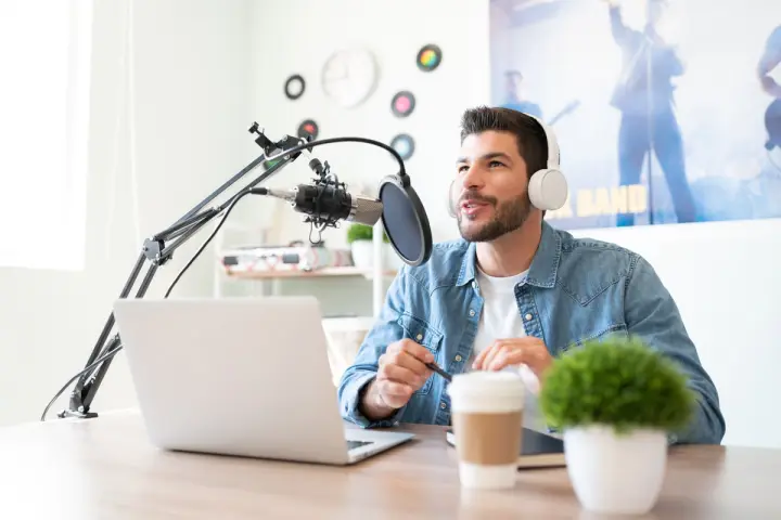 How Podcasters Should Promote on Social Media